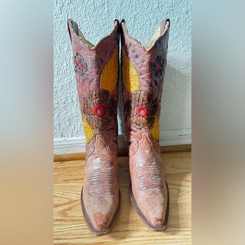 Corral Vintage Distressed Women's Daisy Overlay Cowgirl Boot Snip Toe Size 6 1/2 - Picture 2 of 16